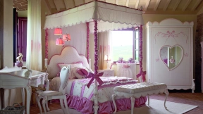 Простыня с двумя подушками